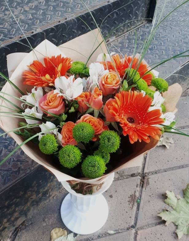 Букет цветов из: Герберы, Хризантемы, Альстромерии и Розы в Таштаголе