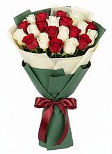 Букет Микс из красных и белых роз в Таштаголе