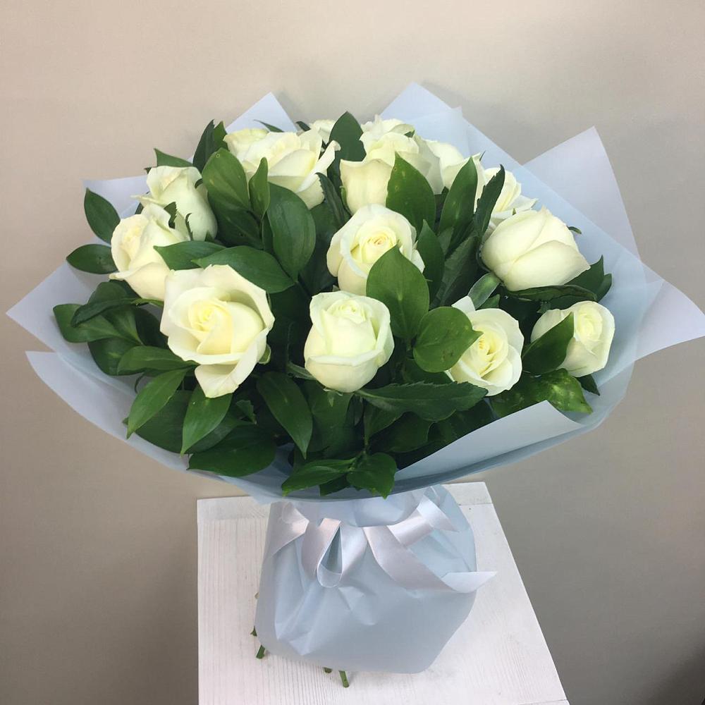 Букет 15 Белых роз Проуд в Таштаголе