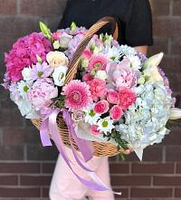 Цветочная композиция из Розы, Хризантемы, Пионы и Лизиантусы в корзине в Таштаголе