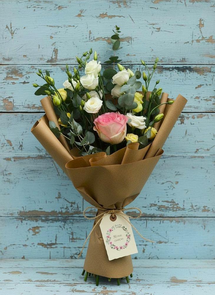 Букет цветов из: Розы и Лизиантусы в Таштаголе