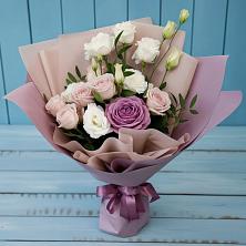 Букет цветов из:  Розы и Лизиантусы в Таштаголе