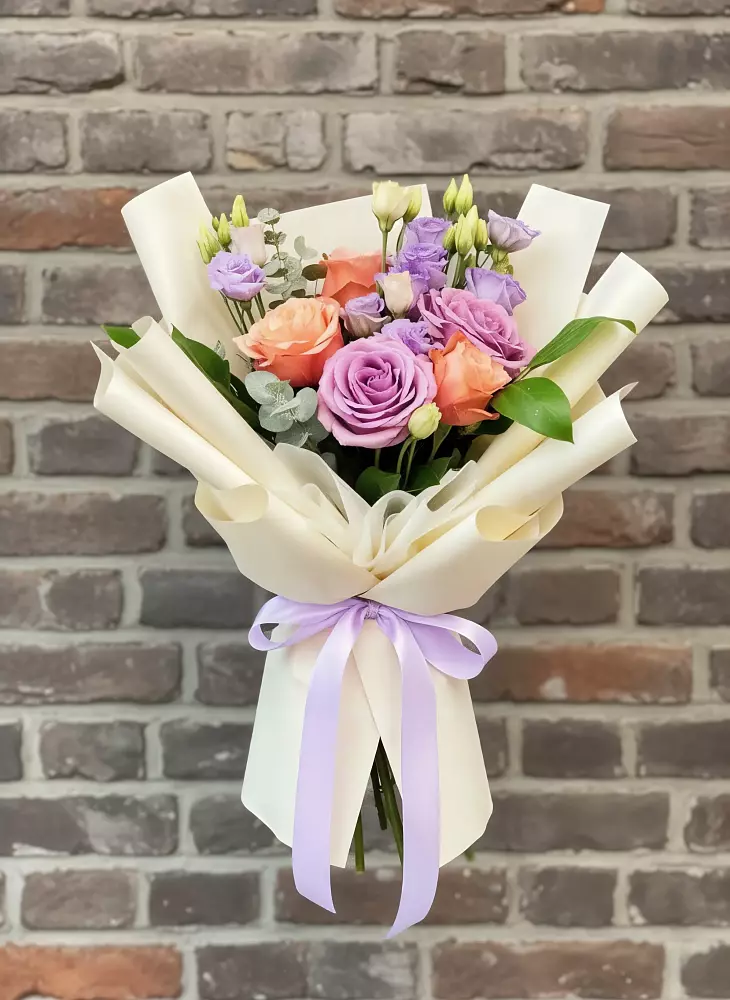 Букет цветов из: Лизиантусы и Розы в Таштаголе