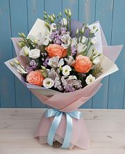 Букет цветов из:  Лизиантусы, Розы, Альстромерии и Гипсофила в Таштаголе