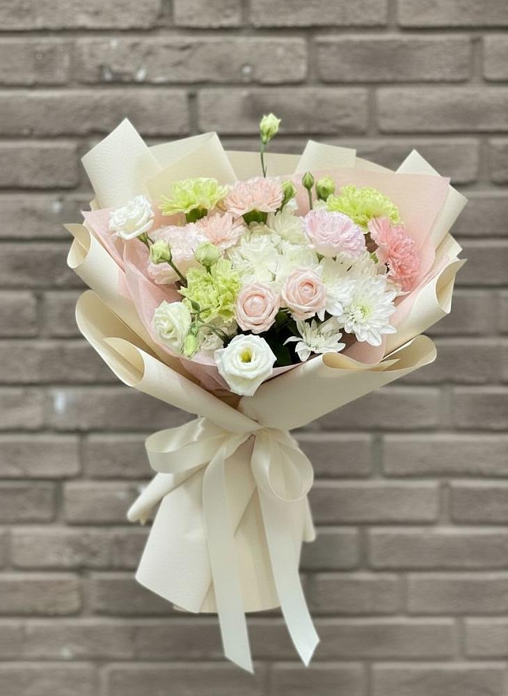 Букет цветов из: Гвоздики, Розы, Лизиантусы и Хризантемы в Таштаголе