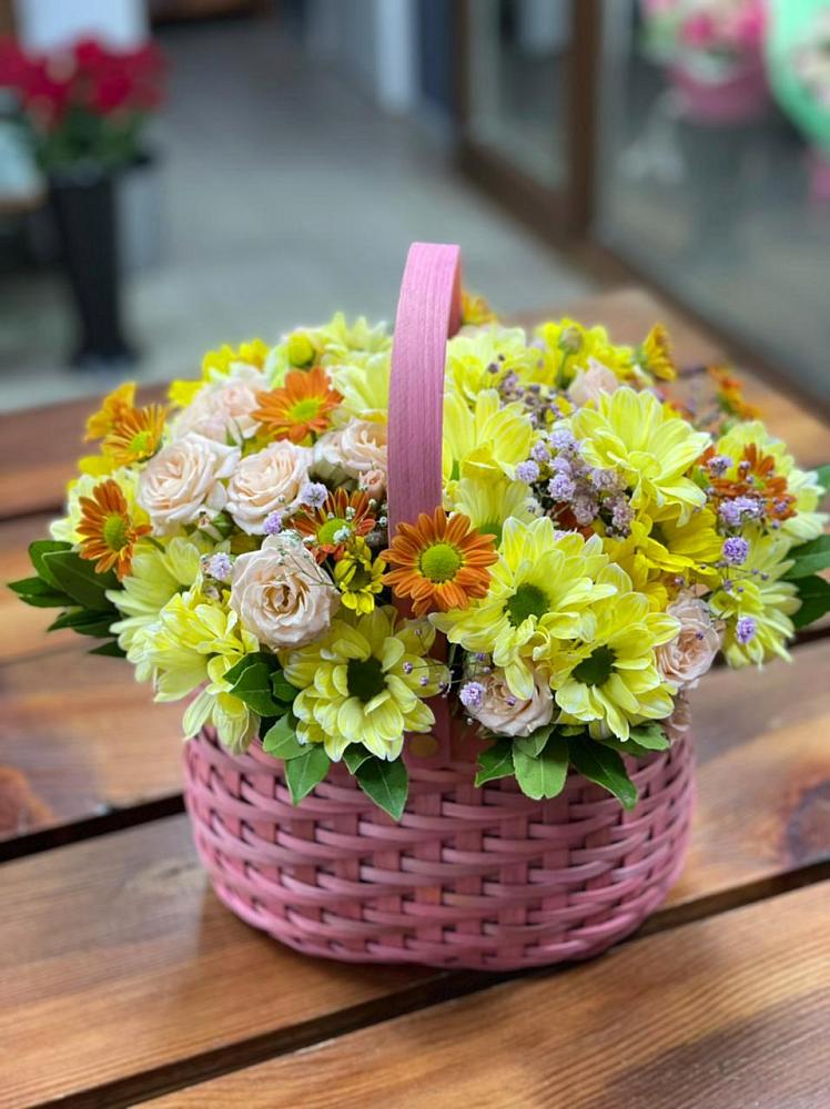 Цветочная композиция из Хризантемы и Розы в корзине в Таштаголе