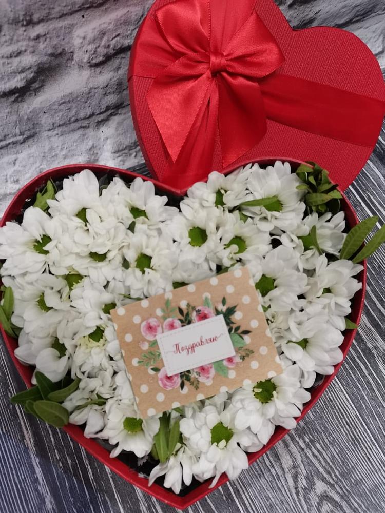 Цветочная композиция из Хризантемы в виде сердца в Таштаголе