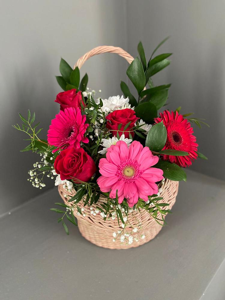 Цветочная композиция из Розы, Хризантемы и Герберы в корзине в Таштаголе