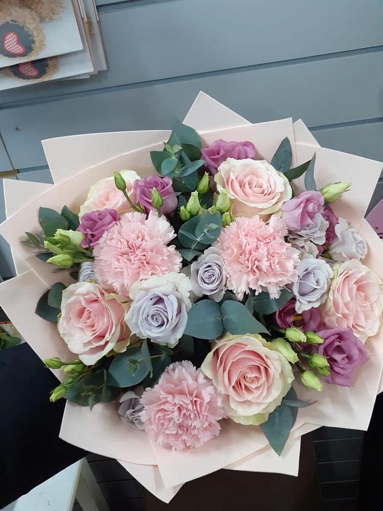 Букет цветов из: Розы, Гвоздики и Лизиантусы в Таштаголе