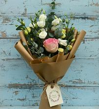 Букет цветов из:  Розы и Лизиантусы в Таштаголе