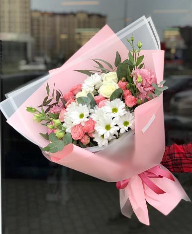 Букет цветов из: Розы, Лизиантусы и Хризантемы в Таштаголе