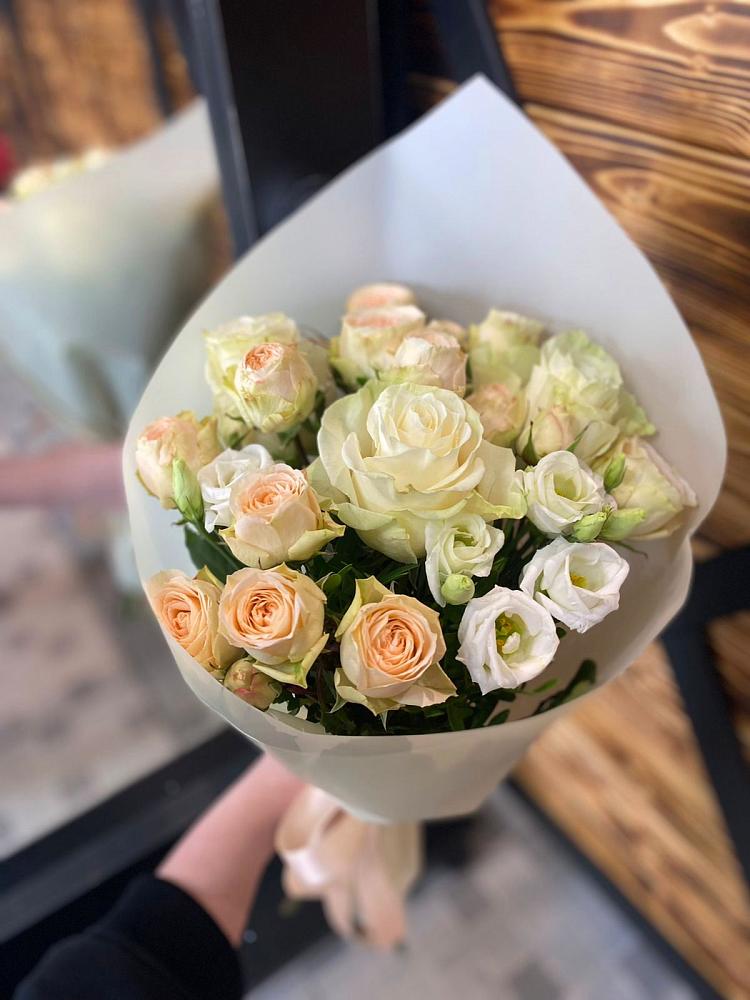 Букет цветов из: Розы и Лизиантусы в Таштаголе